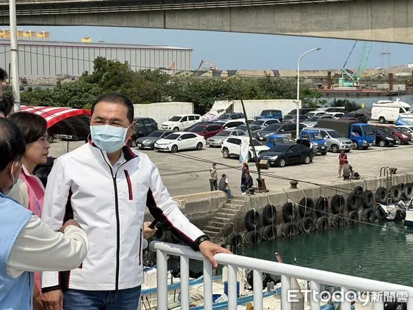 ▲侯友宜出席八里區下罟子漁港新建漁具倉庫暨浮動碼頭啟用典禮。（圖／記者鄭佩玟攝）