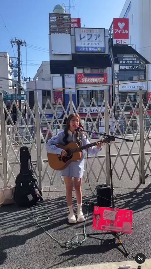 ▲韓菲在日本街頭自彈自唱。（圖／翻攝自Instagram／hahahanfi_0120）