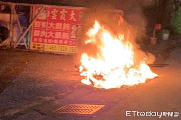 ▲電動車在行駛中電池冒煙後瞬間自燃成一個火球。（圖／民眾提供）