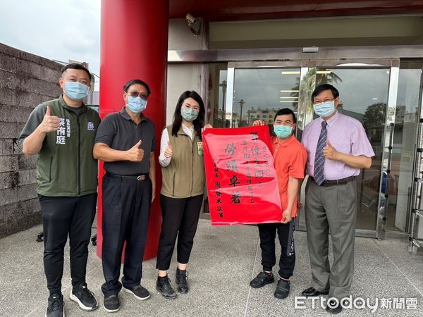 ▲勞青處李雨蓁處長至安泰醫院張貼紅榜祝賀張邑涵小姐             。（圖／記者陳崑福翻攝，下同）