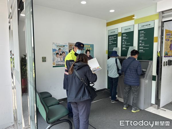 ▲▼新北市各警分局派員警在金融機構前協助民眾領取普發6000元，並宣傳阻詐             。（圖／記者陳以昇翻攝）