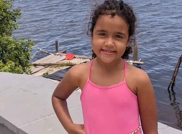 ▲▼巴西6歲女童愛麗絲（Alice Oliveira de Moura）去朋友家玩，遭朋友的15歲哥哥勒斃殺害，棄屍後花園。（圖／翻攝自Facebook）