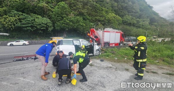 ▲▼蘇花嚴重車禍事故！小客車撞水泥路墩「1死1命危2傷」　。（圖／民眾提供）