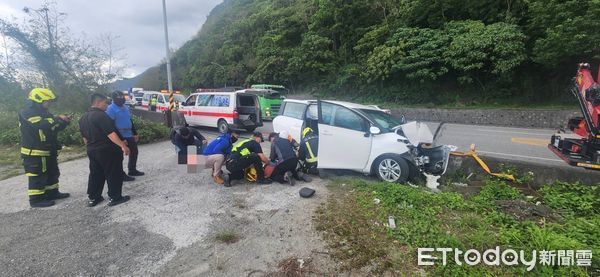 ▲▼蘇花嚴重車禍事故！小客車撞水泥路墩「1死1命危2傷」　。（圖／民眾提供）