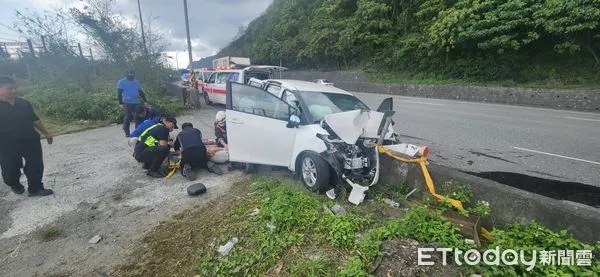 ▲▼蘇花嚴重車禍事故！小客車撞水泥路墩「1死1命危2傷」　。（圖／民眾提供）