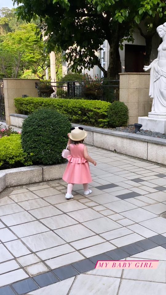 ▲王思佳女兒穿著打扮風格華麗，跟媽媽一樣。（圖／翻攝自臉書／王思佳Sophia 0818）