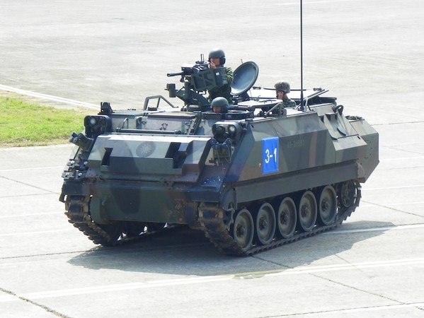 21 (见下图/取自维基百科)等适合恶劣环境作战的「履带式」装甲运兵车