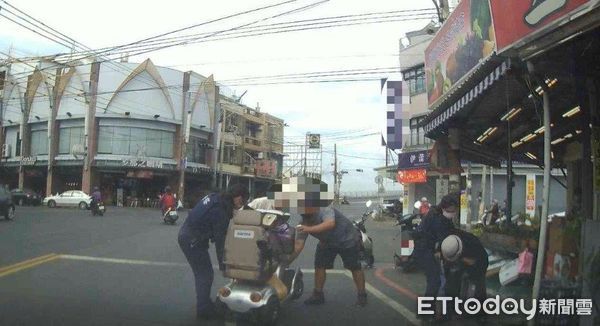 ▲東港警分局東濱派出所警員吳享諾、吳怡蓉助陳婦返家            。（圖／記者陳崑福翻攝，下同）