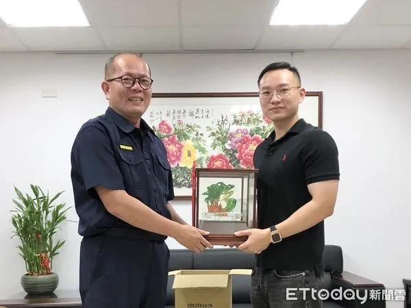 ▲里港分局何明祥分局長贈巡官林育辰榮陞紀念品          。（圖／記者陳崑福翻攝，下同）