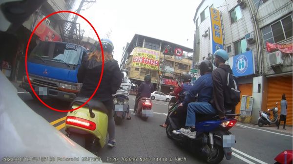 ▲台中市太平區新仁路一段、永豐路口10日發生女騎士險遭貨車金屬管擊中頭部事件。（圖／翻攝自爆料公社，下同）