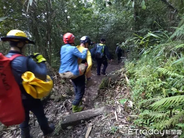 ▲警義消輪番背負救援。（圖／記者楊漢聲翻攝）