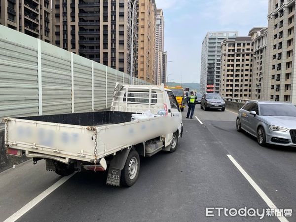 ▲新北市新莊區中山橋11日上午發生車禍。（圖／記者陳以昇翻攝，下同）