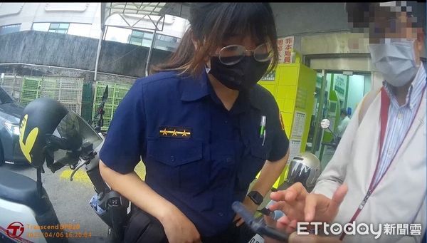 ▲▼新店警分局深坑分駐所警員羅暐翰（左）、洪旻樺（右）即時阻詐，張姓阿伯出示Line對話給洪員看             。（圖／記者陳以昇翻攝）