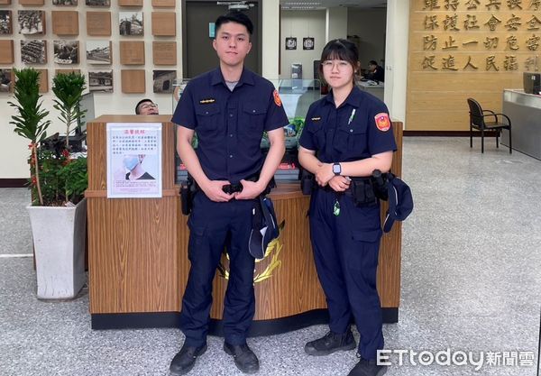 ▲▼新店警分局深坑分駐所警員羅暐翰（左）、洪旻樺（右）即時阻詐，張姓阿伯出示Line對話給洪員看             。（圖／記者陳以昇翻攝）