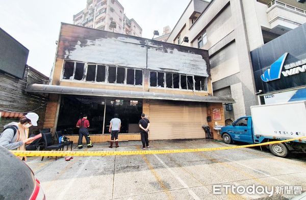 ▲桃園市八德區中華路知名麻辣火鍋店今天清晨大火，警消撲滅火勢後在現場鑑識勘查。（圖／記者沈繼昌翻攝）