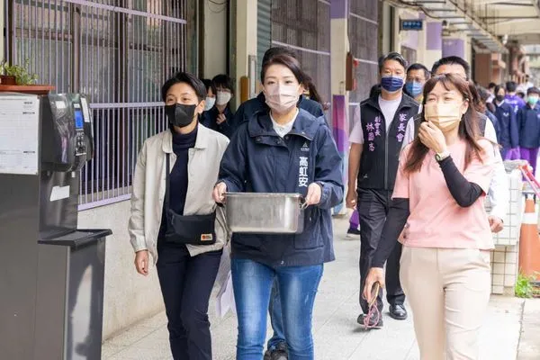 ▲新竹市長高虹安宣布112學年起調升學童午餐補助。（圖／新竹市政府提供）