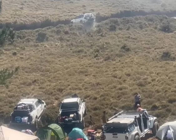 ▲吉普車隊前往七彩湖。(圖／翻攝臉書登山通報站)