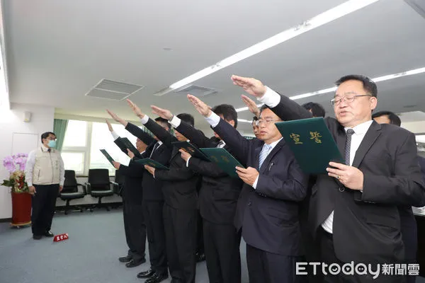▲台南市政府市政會議中，辦理安南區等11位區長宣誓典禮，由黃偉哲市長主持。（圖／記者林悅翻攝，下同）