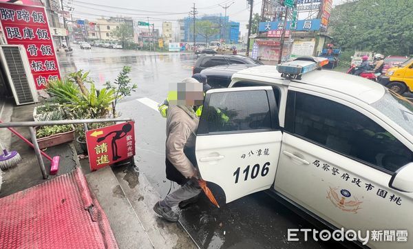 ▲桃園市卓姓男子今天清晨被發現獨自坐在龍潭區聖亭路某店家前，員警發現後帶回派出所安置與確認身分。（圖／記者沈繼昌翻攝）