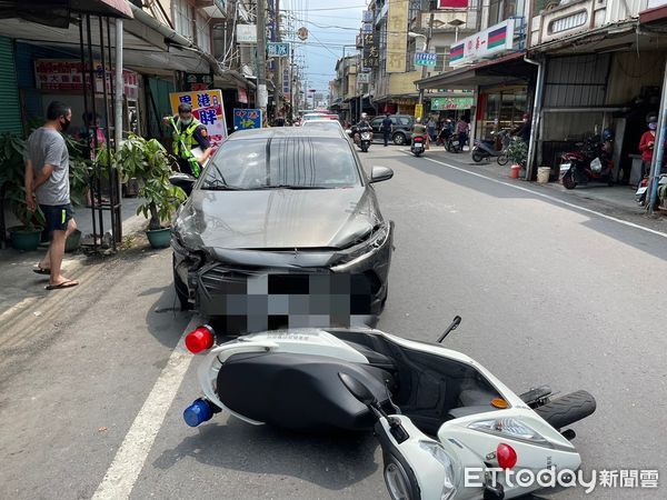 ▲內埔警方巡邏車遭撞車頭嚴重受損             。（圖／記者陳崑福翻攝，下同）