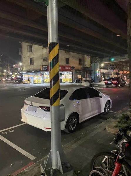 「三重路邊車格」一夜消失！還畫紅線　睡醒轎車遭拖吊。（圖／翻攝「我是三重人241」臉書社團）