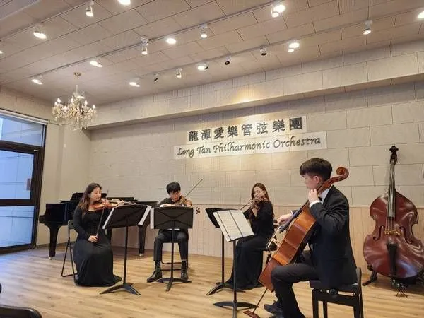 ▲龍潭愛樂管弦樂團演出「弦彈四月望雨」