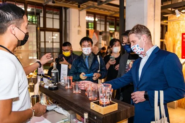 ▲美國在台協會文化官馬明遠於「2022年松菸職人風格市集」蒞臨新竹市展售攤位。（圖／新竹市政府提供）