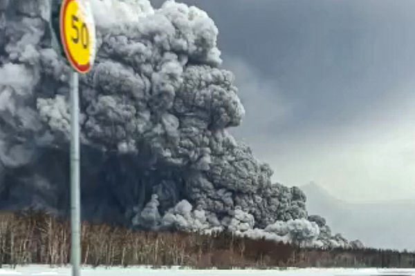 ▲▼俄羅斯遠東地區勘察加半島11日舍維留奇（Shiveluch）火山爆發。（圖／達志影像／美聯社）