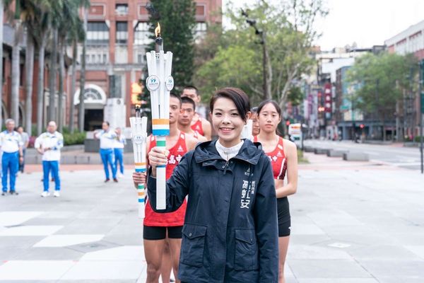 ▲新竹市長高虹安接下大會聖火。（圖／新竹市政府提供）