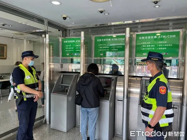 ▲東警加強ATM安維籲民眾識詐。（圖／記者楊漢聲翻攝）