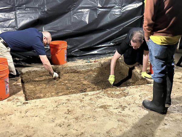 ▲▼美國德州6歲男童諾艾爾（Noel Rodriguez-Alvarez）失蹤數月，母親出國前曾花錢打造庭院露台，警方切開水泥並挖掘土壤。（圖／翻攝自Facebook／@EvermanEmergencyServices）