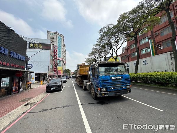 ▲中壢拖板車載怪手，誤判高度扯斷兩根桿，將面臨百萬求償。（圖／記者沈繼昌翻攝，下同）