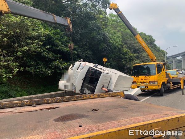 ▲▼小貨車國1北上林口下坡段，失控自撞護欄翻車             。（圖／記者陳以昇翻攝）