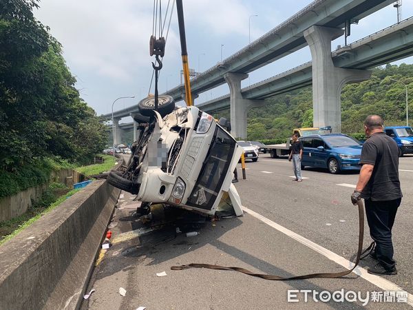 ▲▼小貨車國1北上林口下坡段，失控自撞護欄翻車             。（圖／記者陳以昇翻攝）