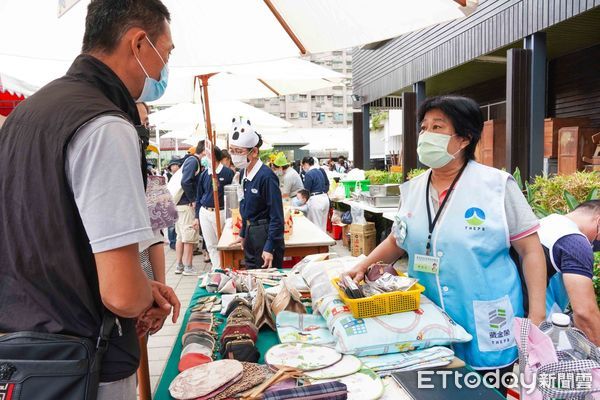 ▲台南藏金閣4月22日結合拍賣日辦理「知足藏樂-二手免廢市集」，現場用以物易物方式取代現金交易，讓民眾拿自己用不到的東西跟其他人交換。（圖／記者林悅翻攝，下同）