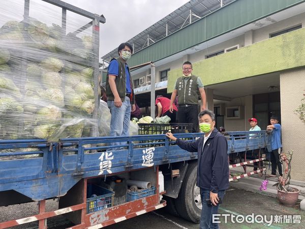 ▲民進黨雲林縣黨部助農行銷活動獲熱烈反應，並引發善的循環「有善心人士加倍捐高麗菜助貧困人」。（圖／記者蔡佩旻翻攝）