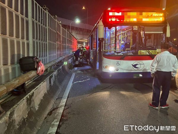 圖 新北中山橋驚悚車禍！公車擦撞機車　騎士倒地一度無呼吸