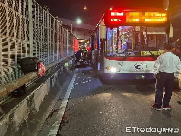 ▲▼公車與機車發生擦撞，騎士當場失去生命徵象             。（圖／記者戴上容翻攝）