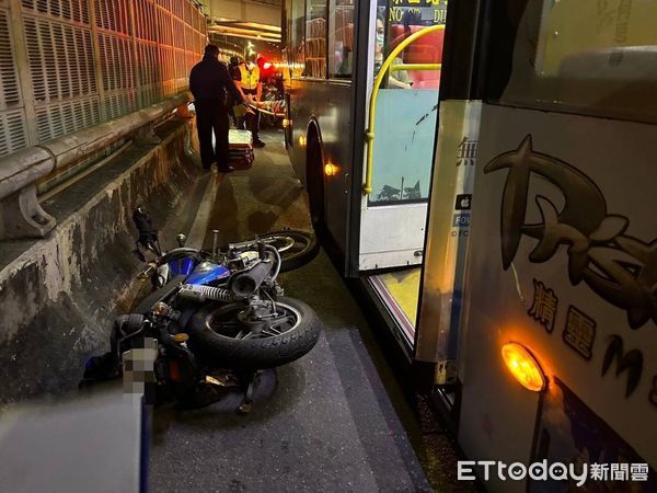 圖 新北中山橋驚悚車禍！公車擦撞機車　騎士倒地一度無呼吸