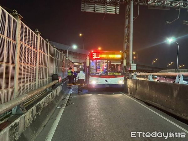 圖 新北中山橋驚悚車禍！公車擦撞機車　騎士倒地一度無呼吸