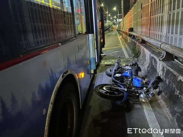 圖 新北中山橋驚悚車禍！公車擦撞機車　騎士倒地一度無呼吸