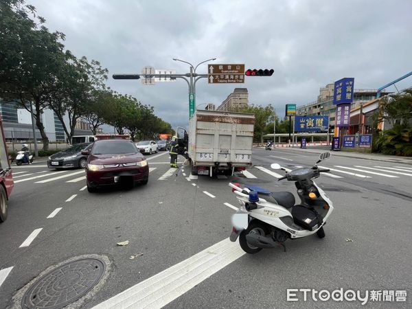 ▲▼ 林口廂型車自撞安全島。（圖／記者戴上容翻攝）