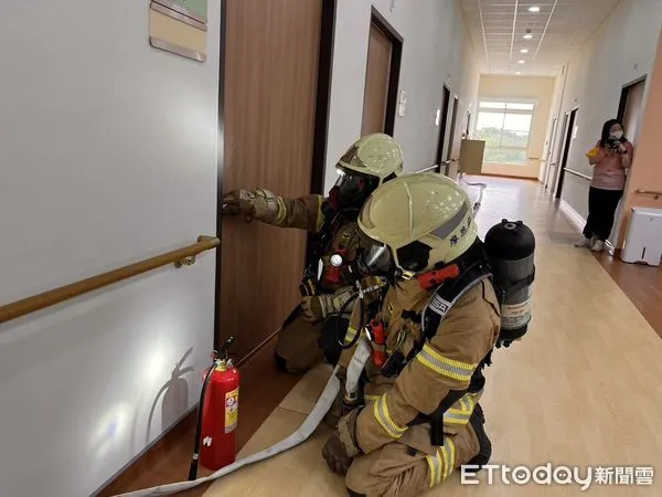 ▲台灣元氣村長照社團接手北門分院長照中心營運後，邀請台南市消防局第三救災救護大隊及北門區公所進行企業災害初期自主應變演練。（圖／記者林悅翻攝，下同）
