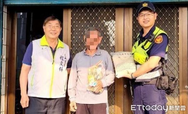 ▲潮州警分局光華所長吳俊生偕同潮州鎮三共里長程文科發放物質             。（圖／記者陳崑福翻攝，下同）