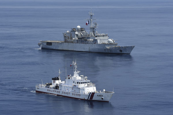 ▲▼法國海軍護衛艦普拉亞爾號（La Prairial）和菲律賓海岸警衛隊巡邏艦BRP Capones（MRRV-4404）在南海進行傳遞演習（PASSEX）。（圖／達志影像／美聯社）
