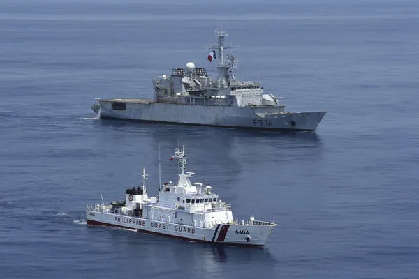 ▲▼法國海軍護衛艦「大草原號」（le Prairial）和菲律賓海岸警衛隊巡邏艦BRP Capones（MRRV-4404）在南海進行傳遞演習（PASSEX）。（圖／達志影像／美聯社）