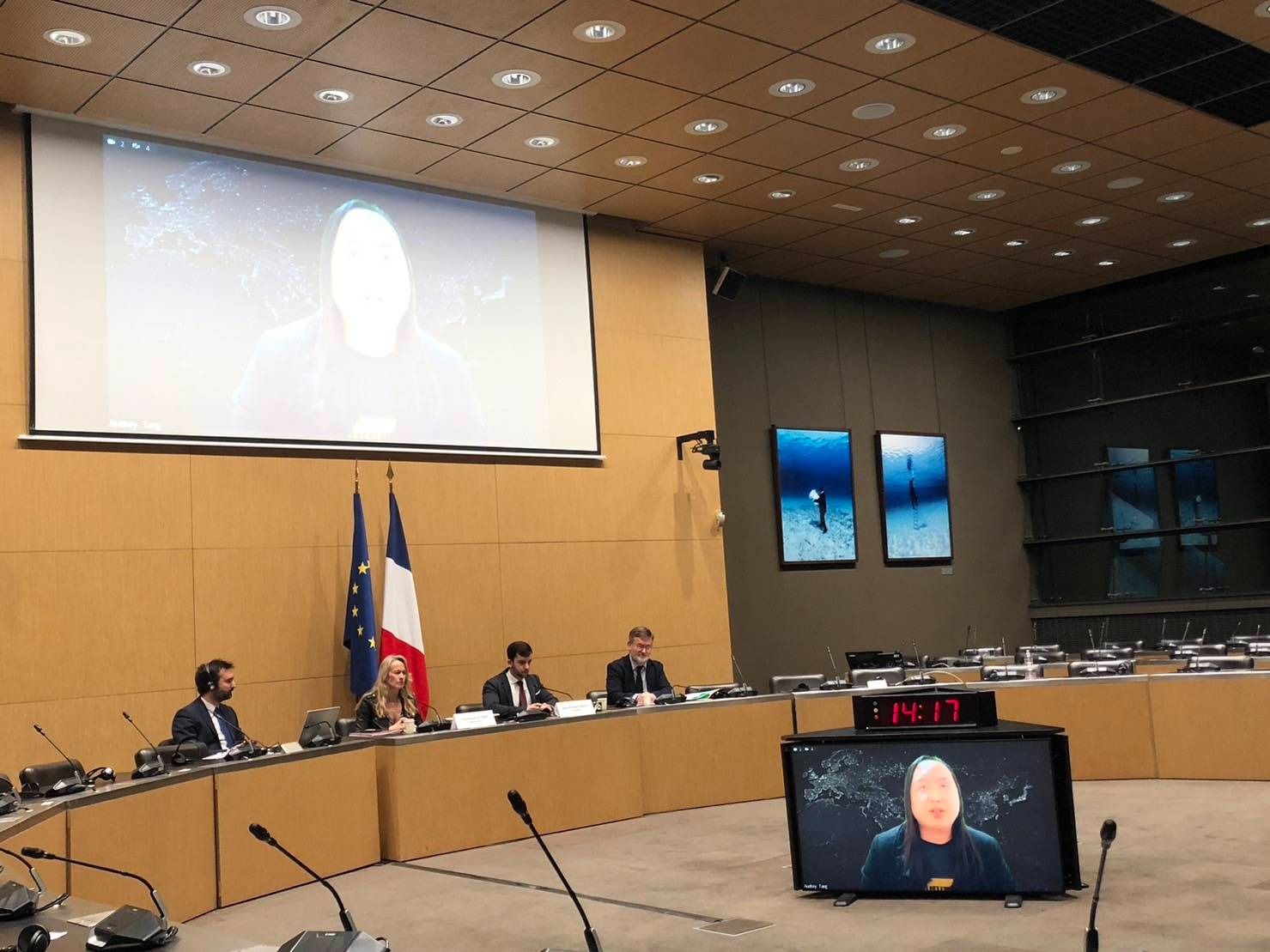 ▲數位發展部長唐鳳受邀在法國國會以視訊方式進行聽證，分享台灣對抗境外數位干涉的經驗。（駐法國台北代表處提供）
