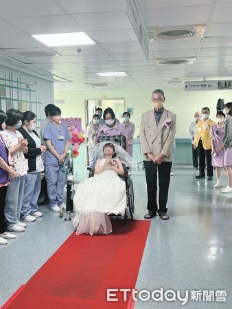 ▲台南市郭綜合醫院醫護人員，為癌末病患完成結婚的心願，過程溫馨感人。（圖／記者林悅翻攝，下同） 