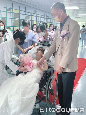 ▲台南市郭綜合醫院醫護人員，為癌末病患完成結婚的心願，過程溫馨感人。（圖／記者林悅翻攝，下同） 
