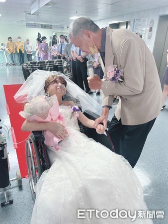 ▲台南市郭綜合醫院醫護人員，為癌末病患完成結婚的心願，過程溫馨感人。（圖／記者林悅翻攝，下同） 
